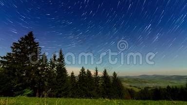 月圆之光带针叶林和草甸小径的山脉山坡的美丽影像